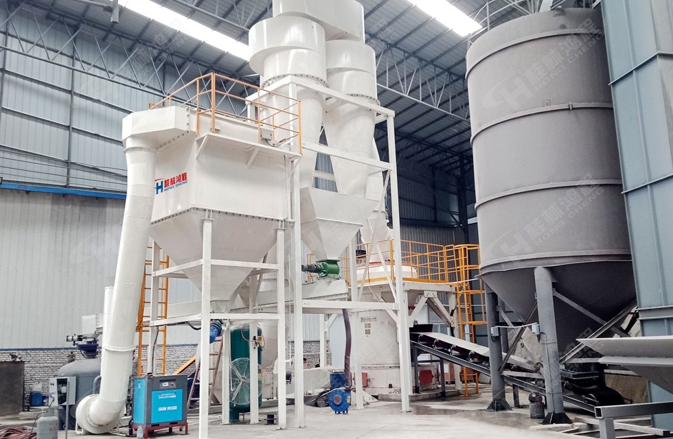 桂林鴻程河北200目大石頭粉磨機(jī)HC1500擺式磨粉機(jī)客戶現(xiàn)場(chǎng)車間剪影
